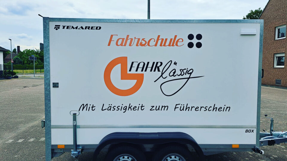 Anhängers der Fahrschule FAHRlässig mit Werbeaufschrift, Logos, Führerscheinklassen